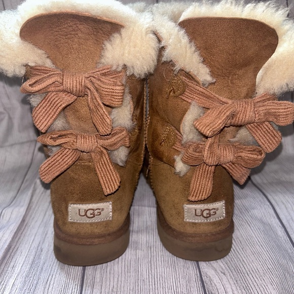 UGG Bailey Bows - Picture 1 of 4